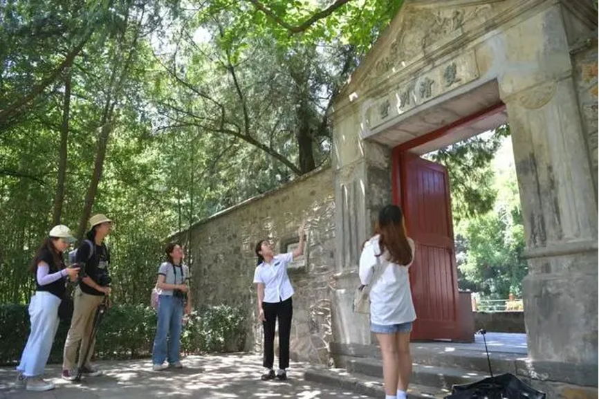 20230905-mk手机注册“‘京’彩文化 青春绽放”行动暑期活动纪实-供图-学生们在香山公园双清别墅前听讲解员讲述双清别墅历史.png