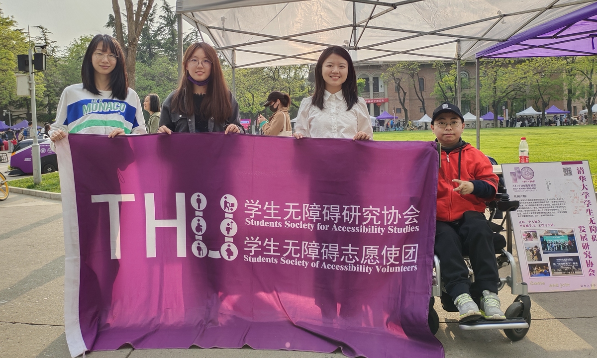 Jiang Mengnan (2nd from right) attends a volunteer event with schoolmates. Photo: Courtesy of Jiang Mengnan