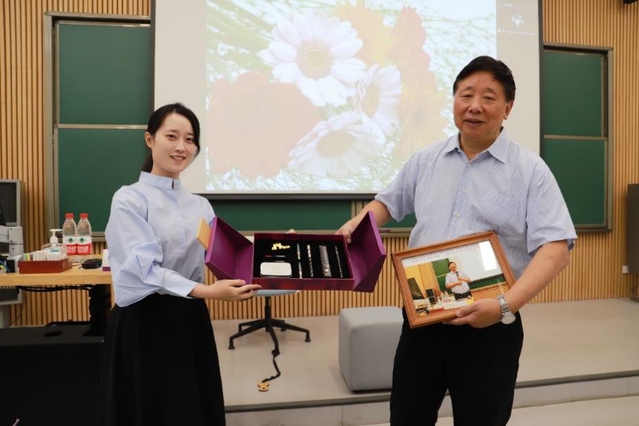 图片包含 人, 男人, 室内, 桌子描述已自动生成 图片包含 人, 男人, 室内, 桌子描述已自动生成