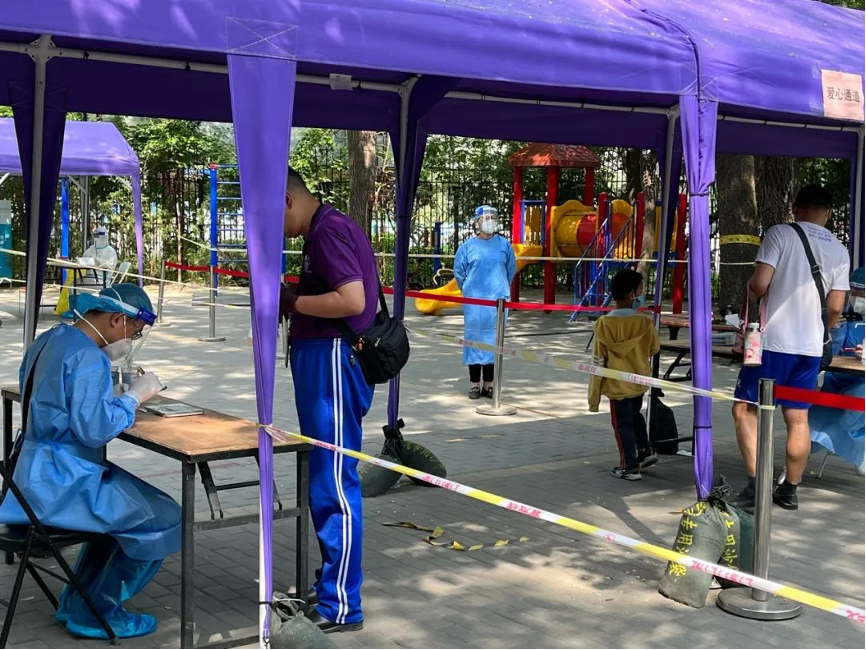 20220617-mk手机注册机关党委党员“双报到”纪实-供图-西北社区 “双报到”党员登记、核对核酸检测信息.png