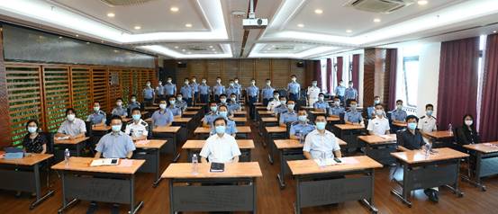 房间里的餐厅描述已自动生成 房间里的餐厅描述已自动生成