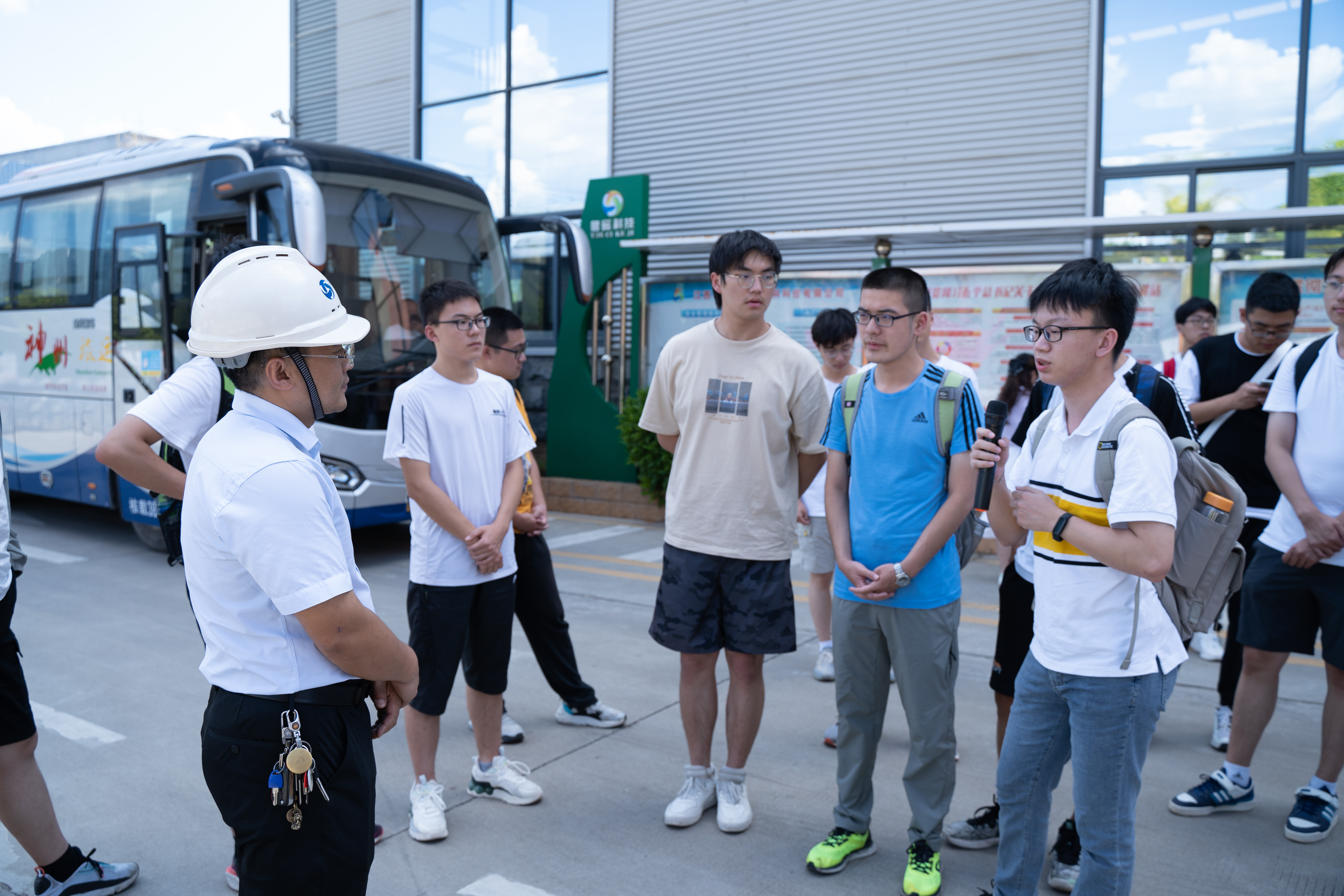 20220808-0814-mk手机注册“林枫计划”师生赴江西赣县区调研实践-桂雨谦摄-支队师生与江西粤磁稀土新材料科技有限公司相关负责人交流.jpg