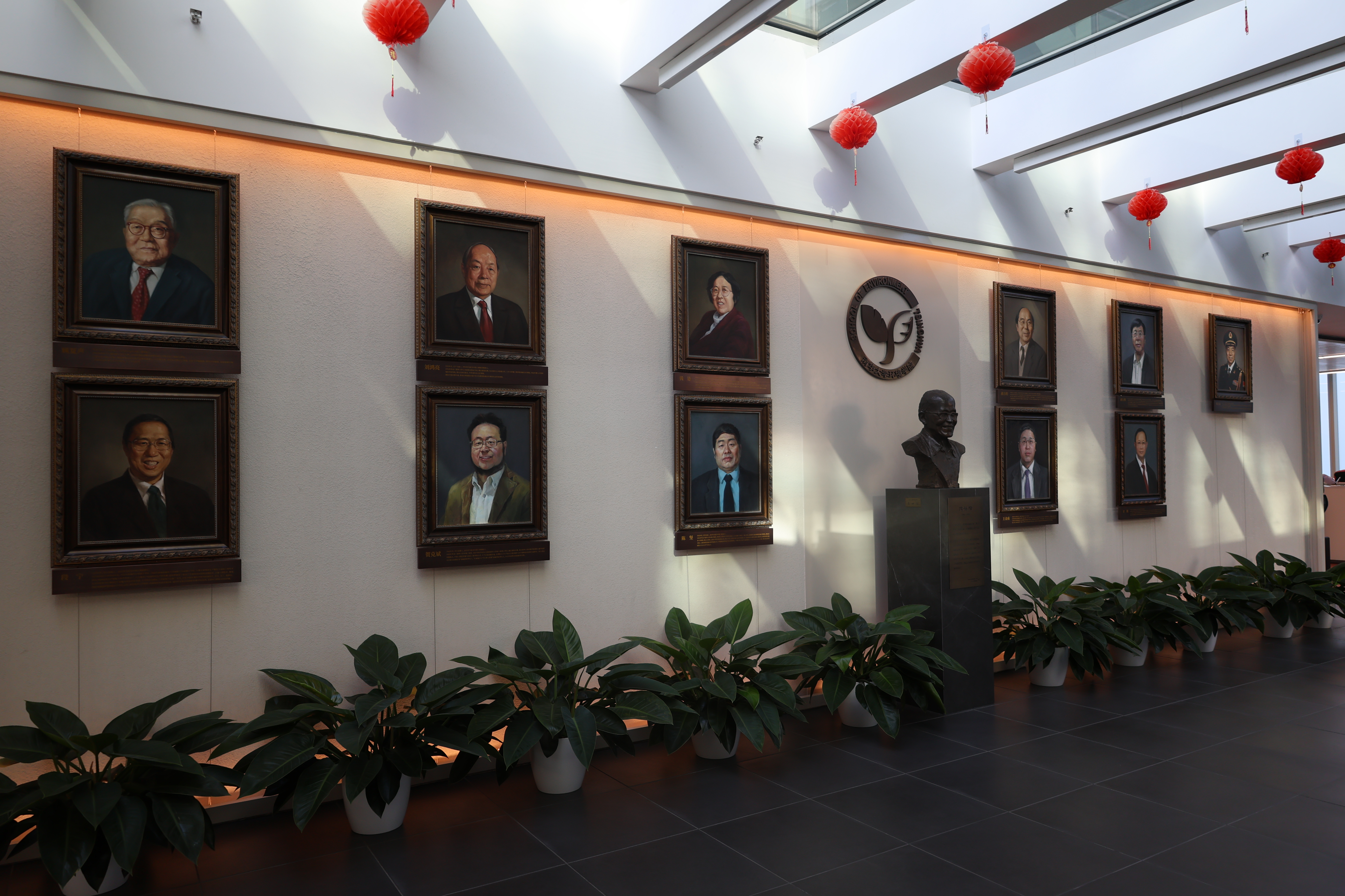 20241220-环境学院党委以文化人、以史育人，凝心聚力引领发展-拍摄者不详-图4 环境学院院士墙.jpg