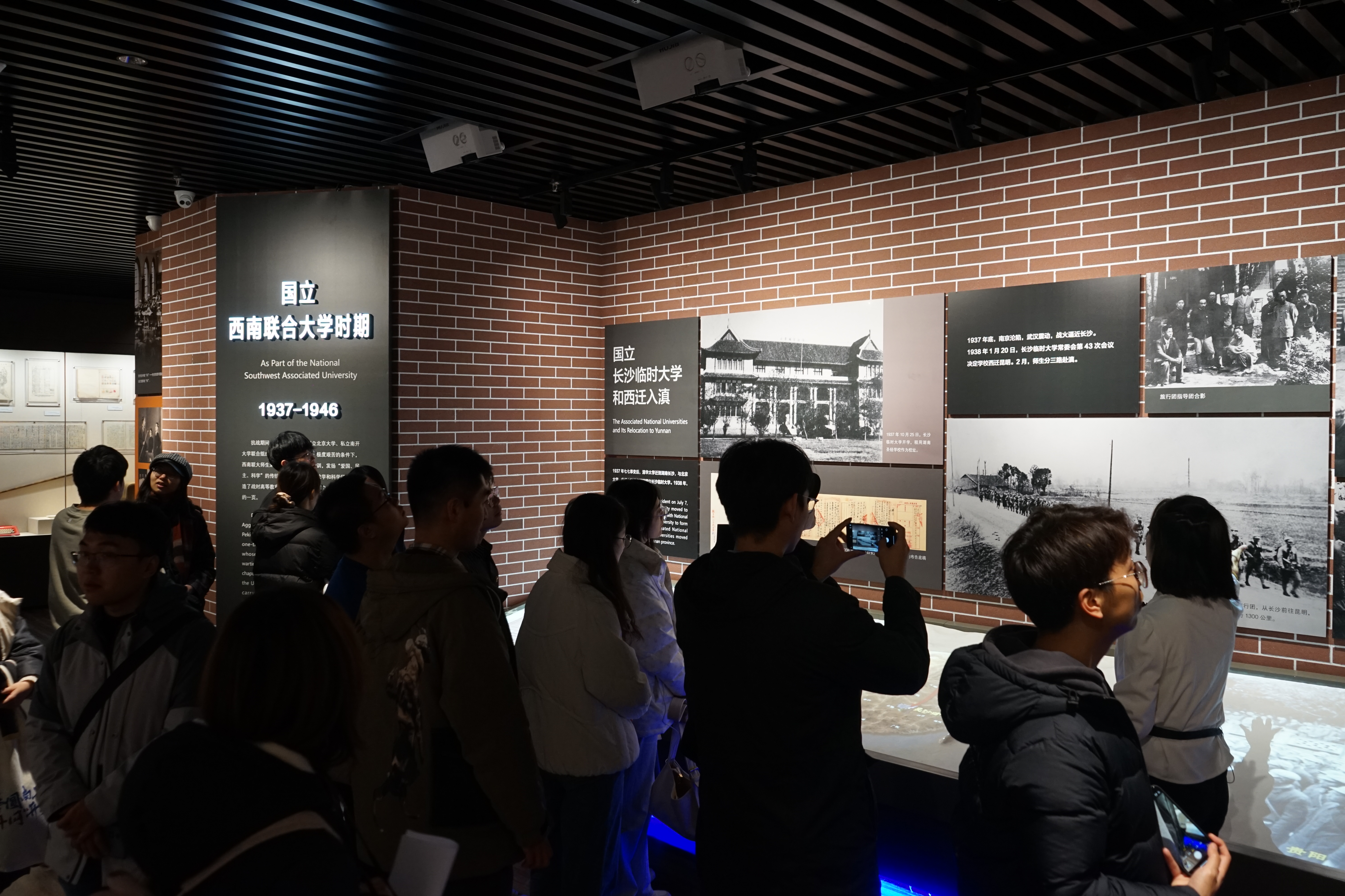 20231115-mk手机注册网络研究院和南开大学计算机学院和网络空间安全学院开展联合主题党日活动-丁尔著-两校师生参观校史馆“西南联大”历史展区.JPG
