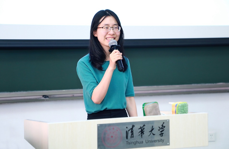 女人拿着手机中度可信度描述已自动生成