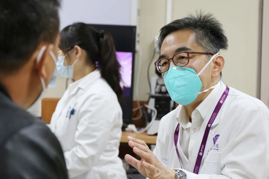 20220511-医院供图-杨欣拍摄-黄天荫教授门诊中 (2)jpg 20220511-医院供图-杨欣拍摄-黄天荫教授门诊中 (2)jpg