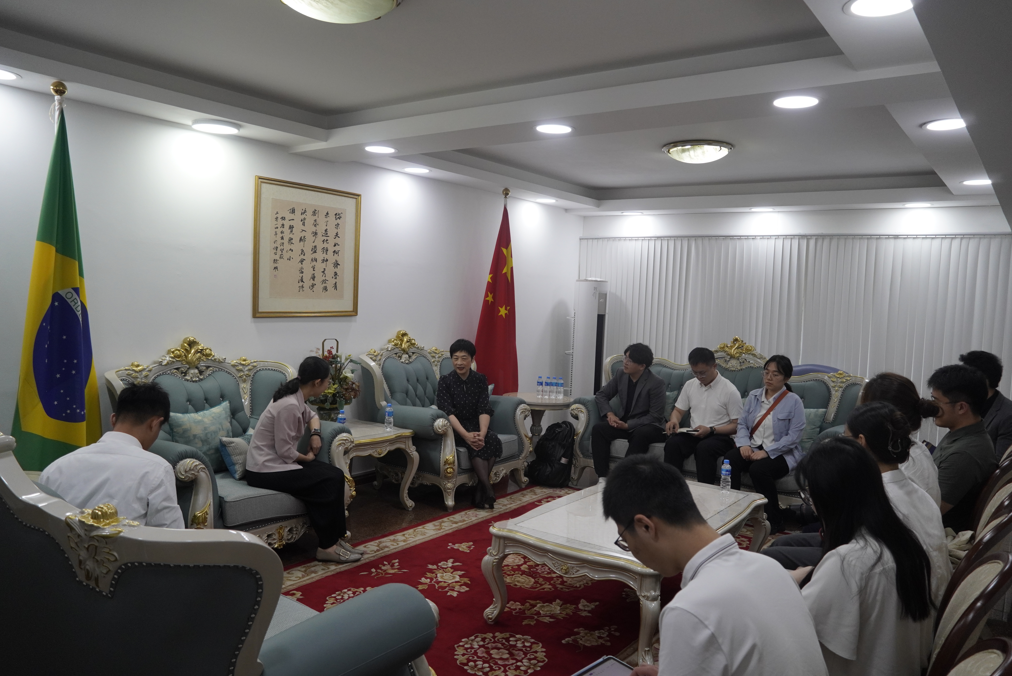 20240308-奔赴四海铸实践真知 对话世界立时代潮头——2024年mk手机注册“知行计划”研究生骨干海外实践纪实-南美实践支队-支队成员在中国驻里约总领事馆参与座谈.JPG