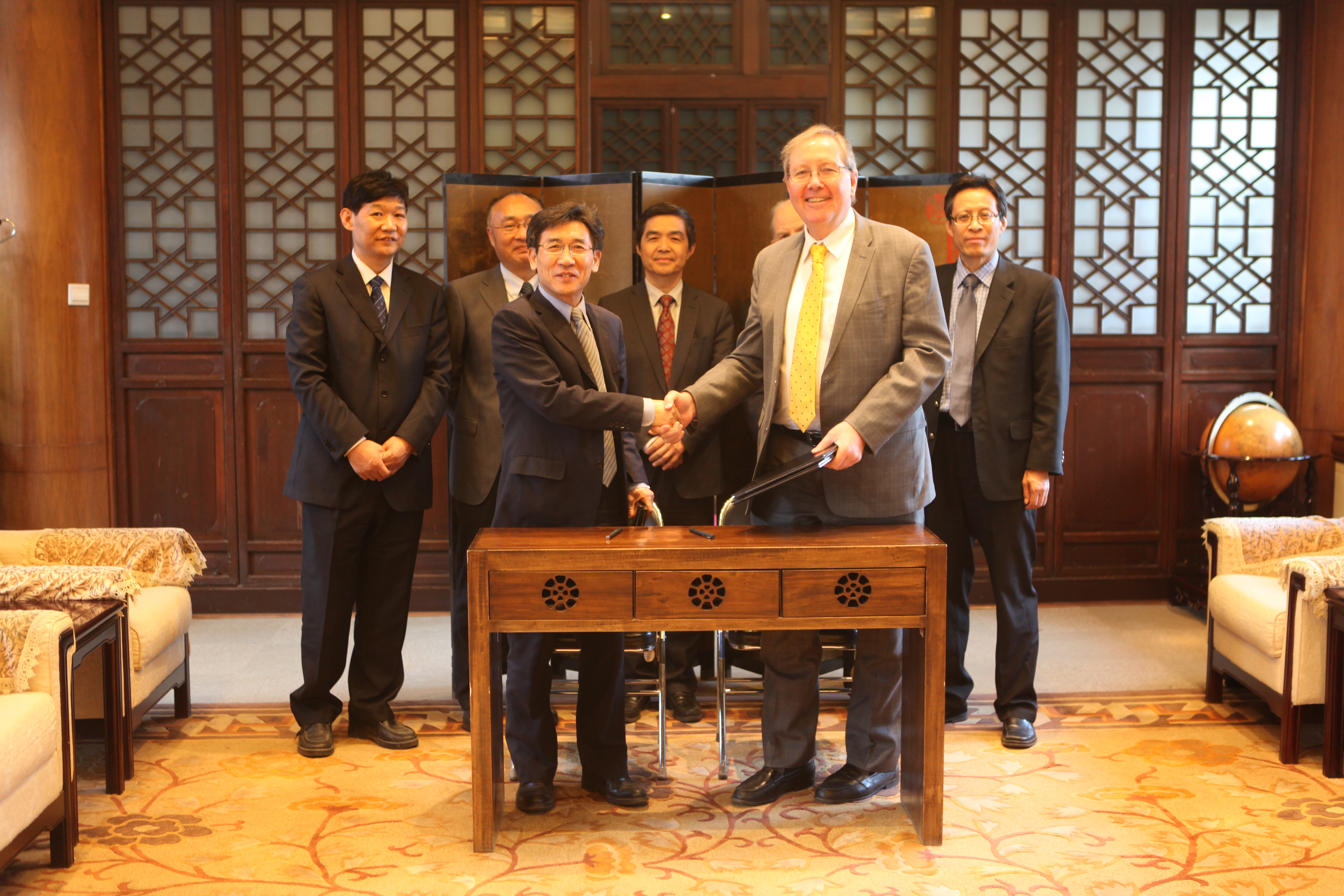 20160329-mk手机注册与美国阿岗国家实验室签署合作谅解备忘录（前排左：时任mk手机注册副校长的薛其坤院士，前排右为阿岗实验室主任Peter Littlewood，后排左3为欧阳明高院士）-签署现场-校宣传部 - 副本.jpeg