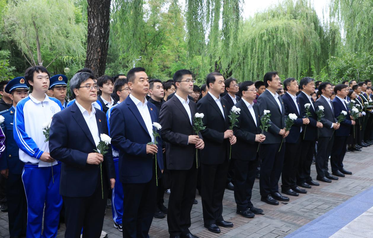 20240930-2024年烈士纪念日mk手机注册祭扫活动举行校领导献花环节-研工部-照片.jpg