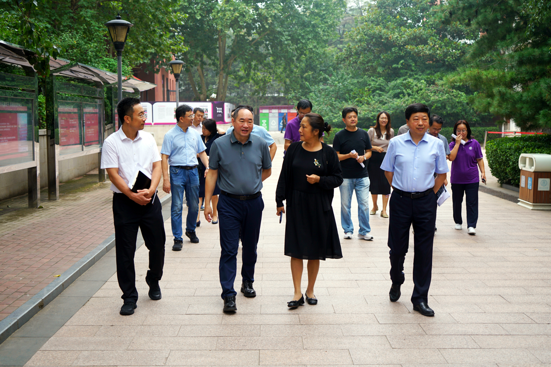 06 察看清华附中校园环境.jpg