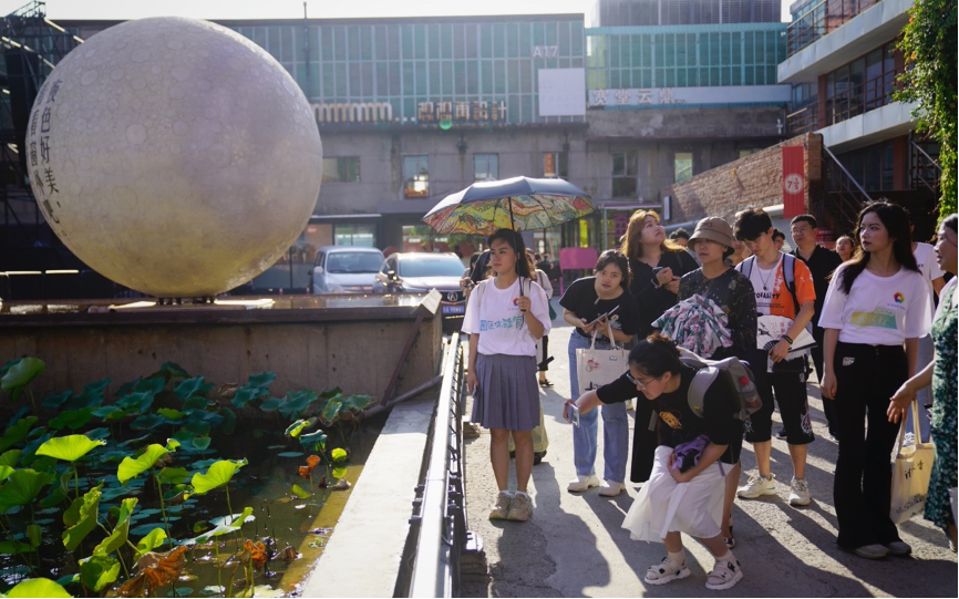 20230905-mk手机注册“‘京’彩文化 青春绽放”行动暑期活动纪实-供图-“园区行”团队在751园区参观调研.png