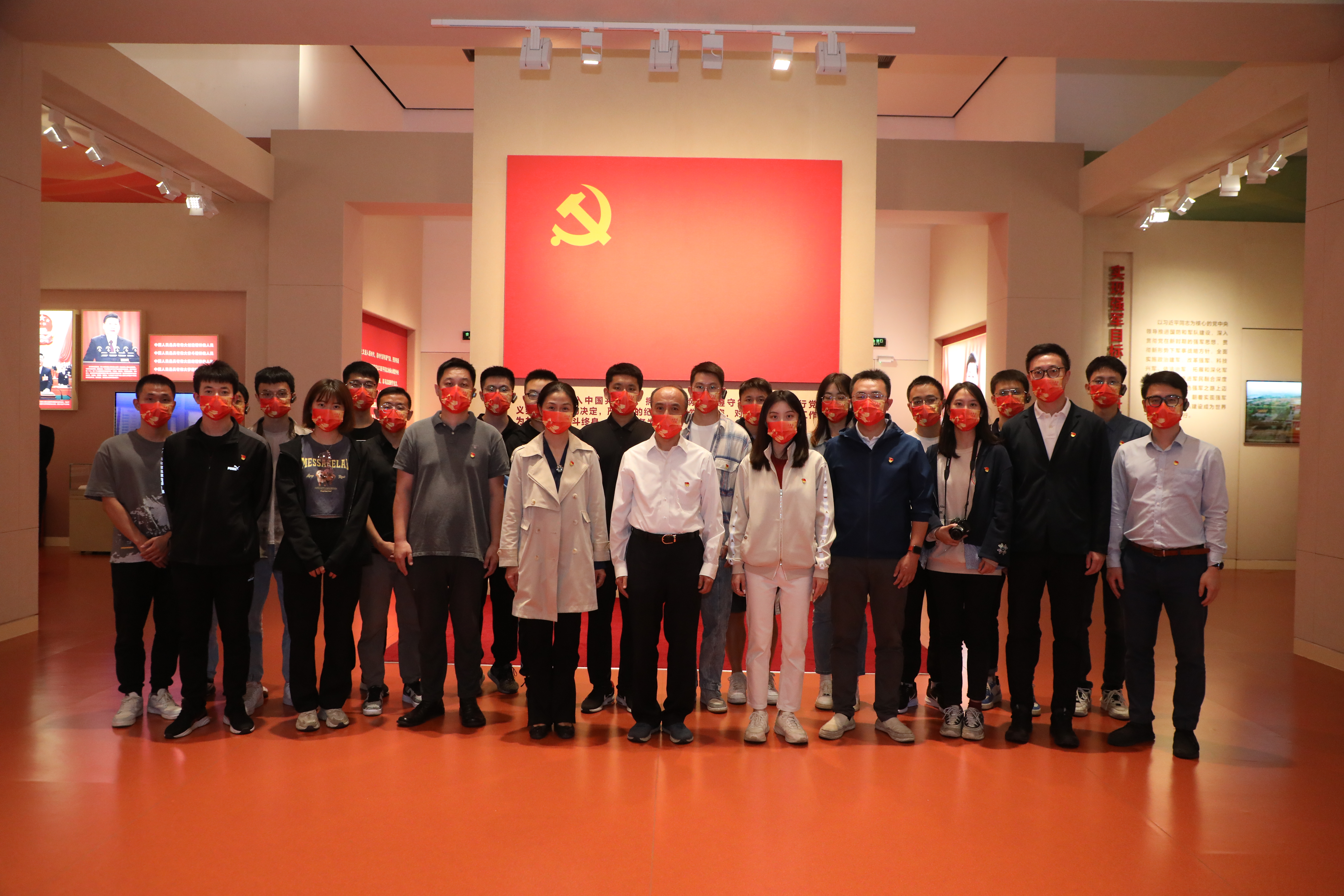 20221006-mk手机注册师生国庆主题社会实践走进国家博物馆-卢科潮-师生们在党旗下合影.JPG