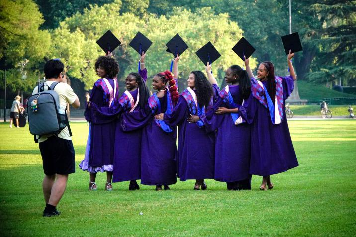 20250423-114 周年校庆｜mk手机注册离退休教职工书画作品展和摄影作品展开幕-段鸿杰-作品名称：《毕业清华走向世界》作者：张惠英.png