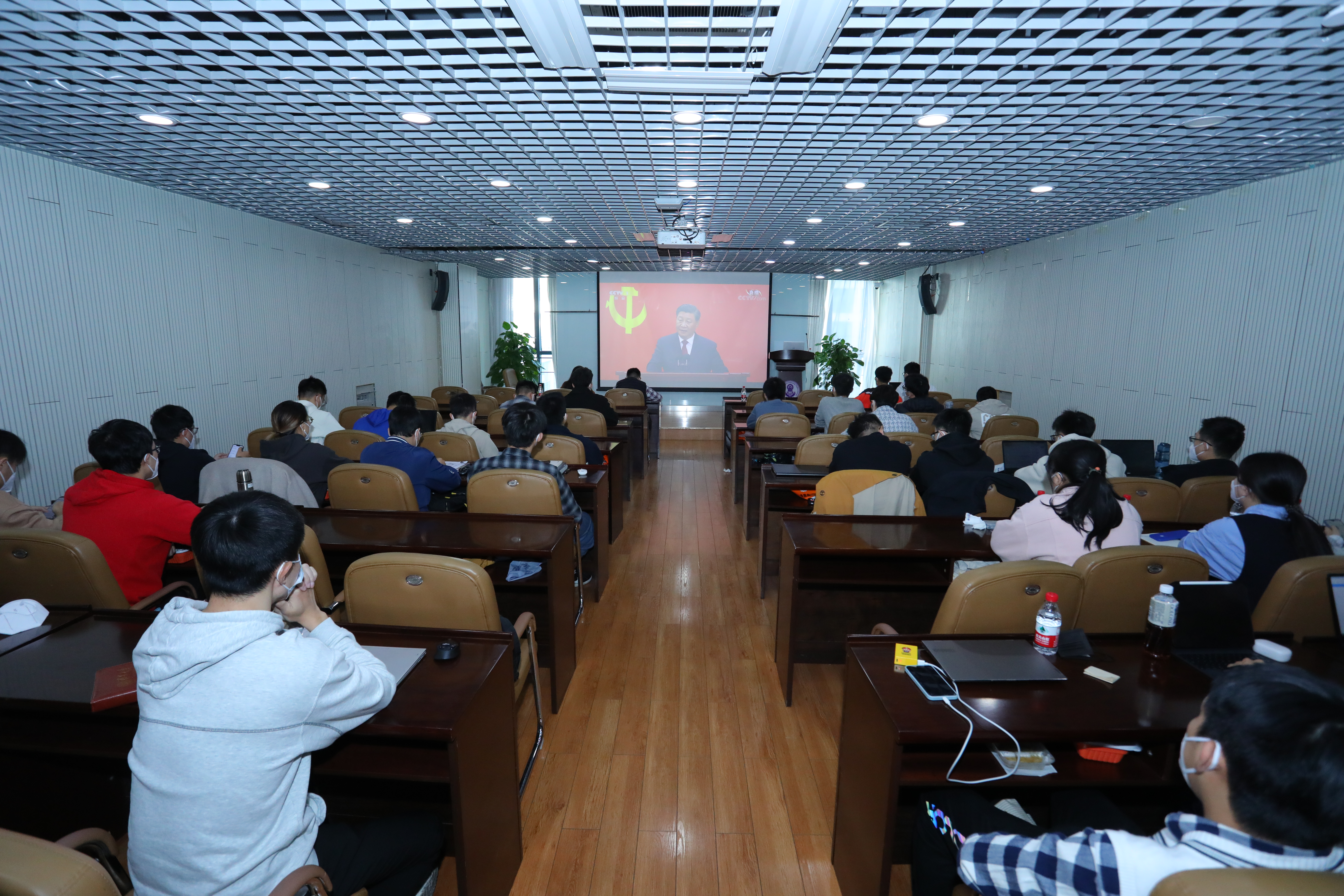 20221025-mk手机注册本科生党支部热切关注新一届中央政治局常委与中外记者见面会-刘雪天-机械系党支部集体观看新一届中央政治局常委与中外记者见面会.JPG