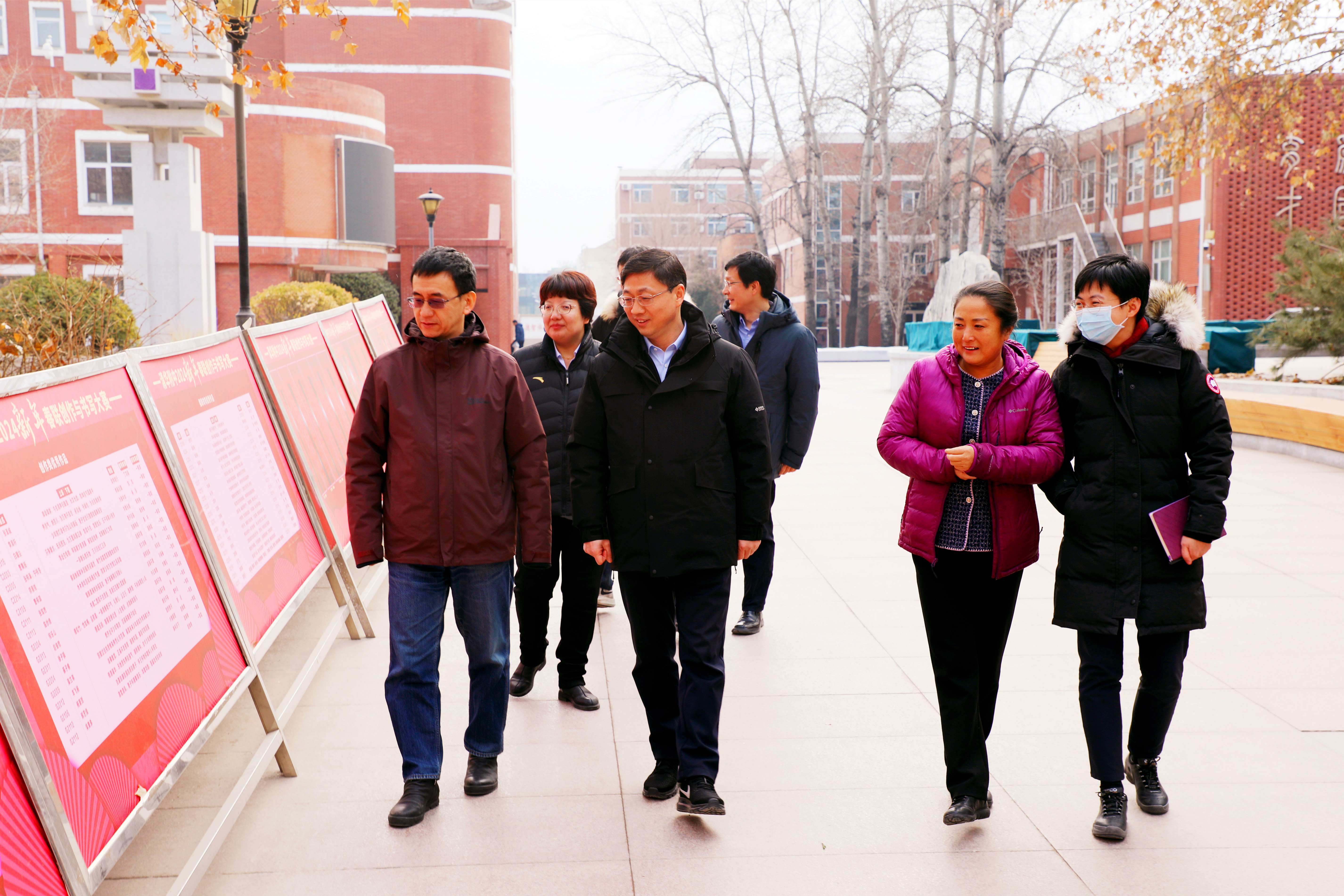 20240116-mk手机注册党委副书记许庆红一行到清华附中调研-高虹超-一排左起：清华附中党委书记曹海翔、mk手机注册党委副书记许庆红、清华附中校长方妍、mk手机注册党委办公室（校长办公室）主任余潇潇察看附中校园环境.jpg