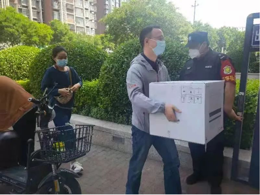 20220617-mk手机注册机关党委党员“双报到”纪实-供图-双清苑社区 “双报到”党员为隔离群众递送物资.png