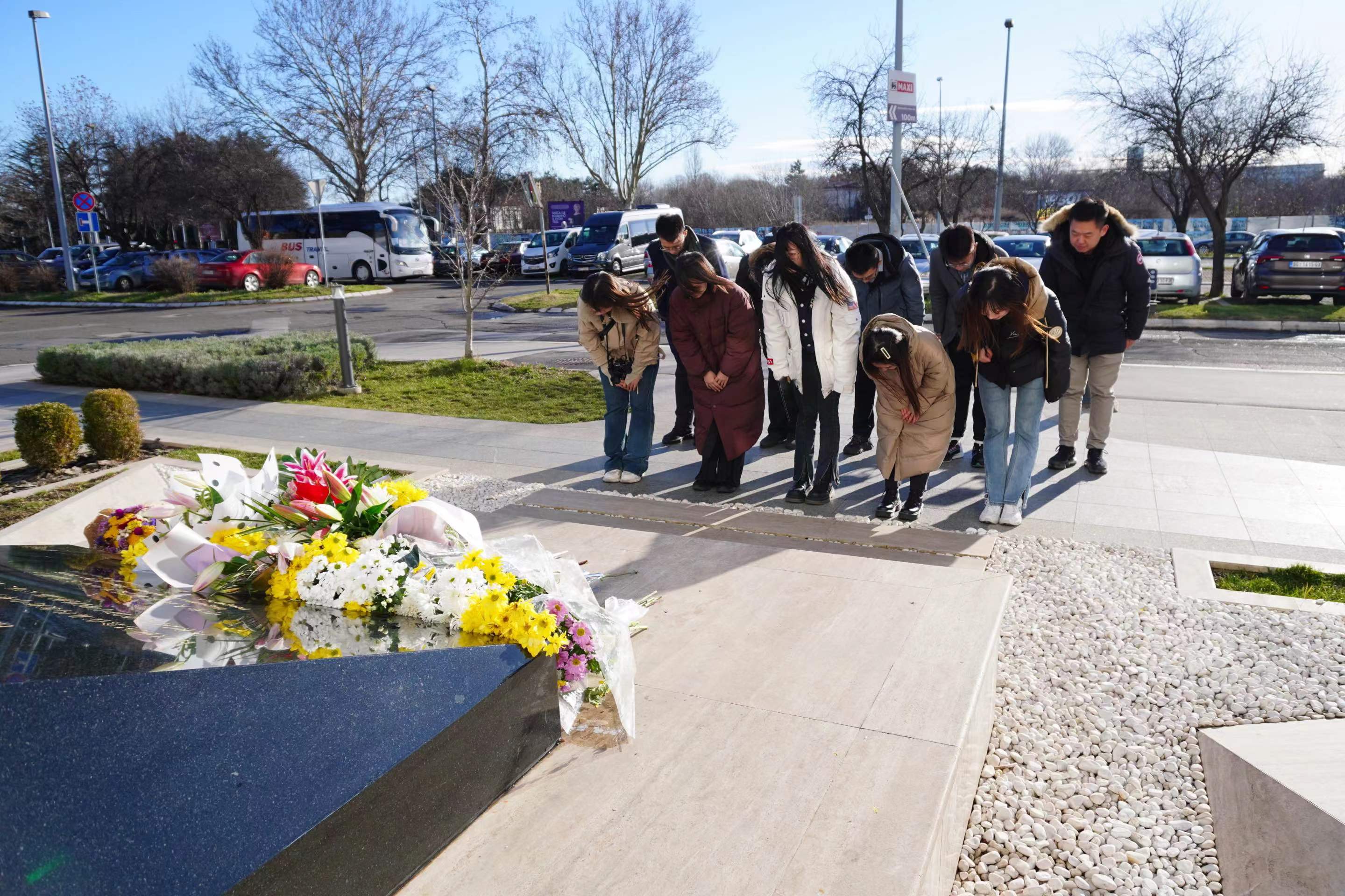20240308-奔赴四海铸实践真知 对话世界立时代潮头——2024年mk手机注册“知行计划”研究生骨干海外实践纪实-中东欧实践支队-支队成员在中国驻前南斯拉夫大使馆遗址缅怀烈士.jpg
