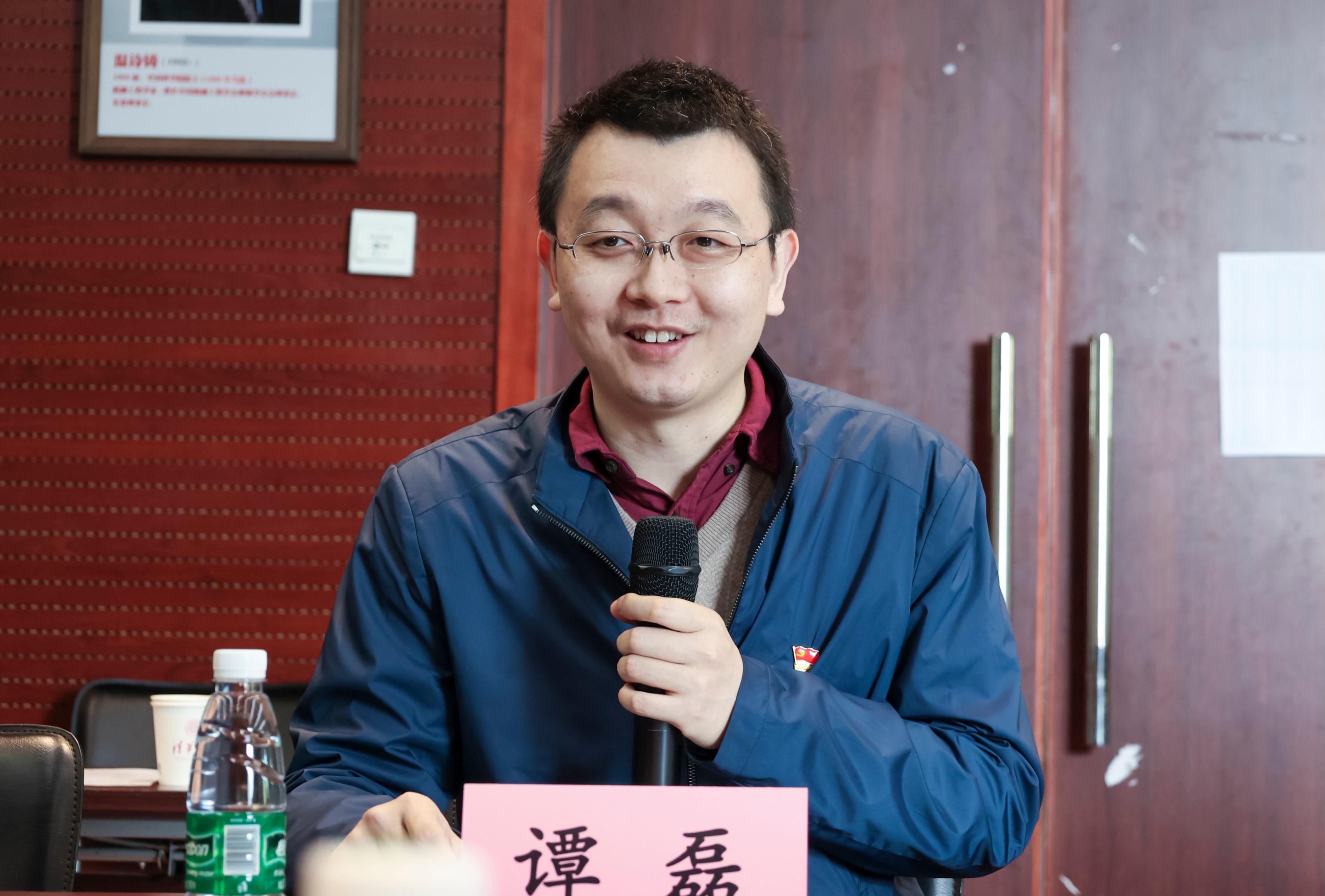 20230408-新闻稿-航天科工三院水下总体部党支部与mk手机注册能动系流机所党支部、能动博201党支部“红色1 1 1”共建活动-郭慧娜-图4-能动系党委副书记谭磊老师主持会议.jpg