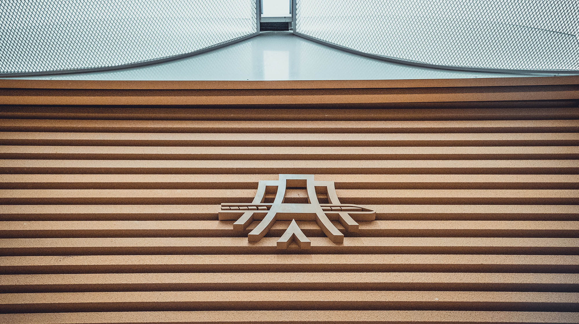 20220412-“冬奥专列”出发 美院出行体验设计研究启航-出行体验设计研究所-logo细部应用效果.jpg