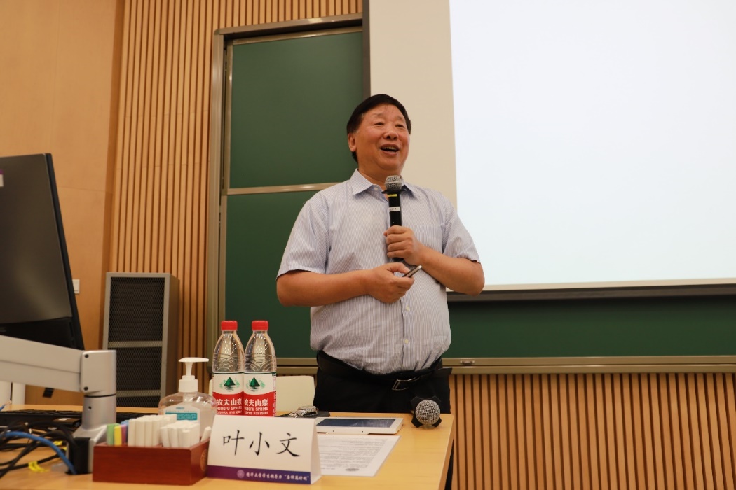 男人站在电视前中度可信度描述已自动生成 男人站在电视前中度可信度描述已自动生成