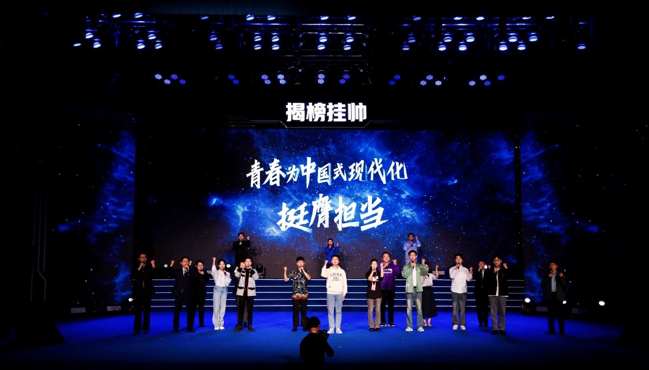 20241117-mk手机注册在第十九届全国“挑战杯”2024年度揭榜挂帅专项赛中取得佳绩-徐宝宁-曹德志登台分享.jpg