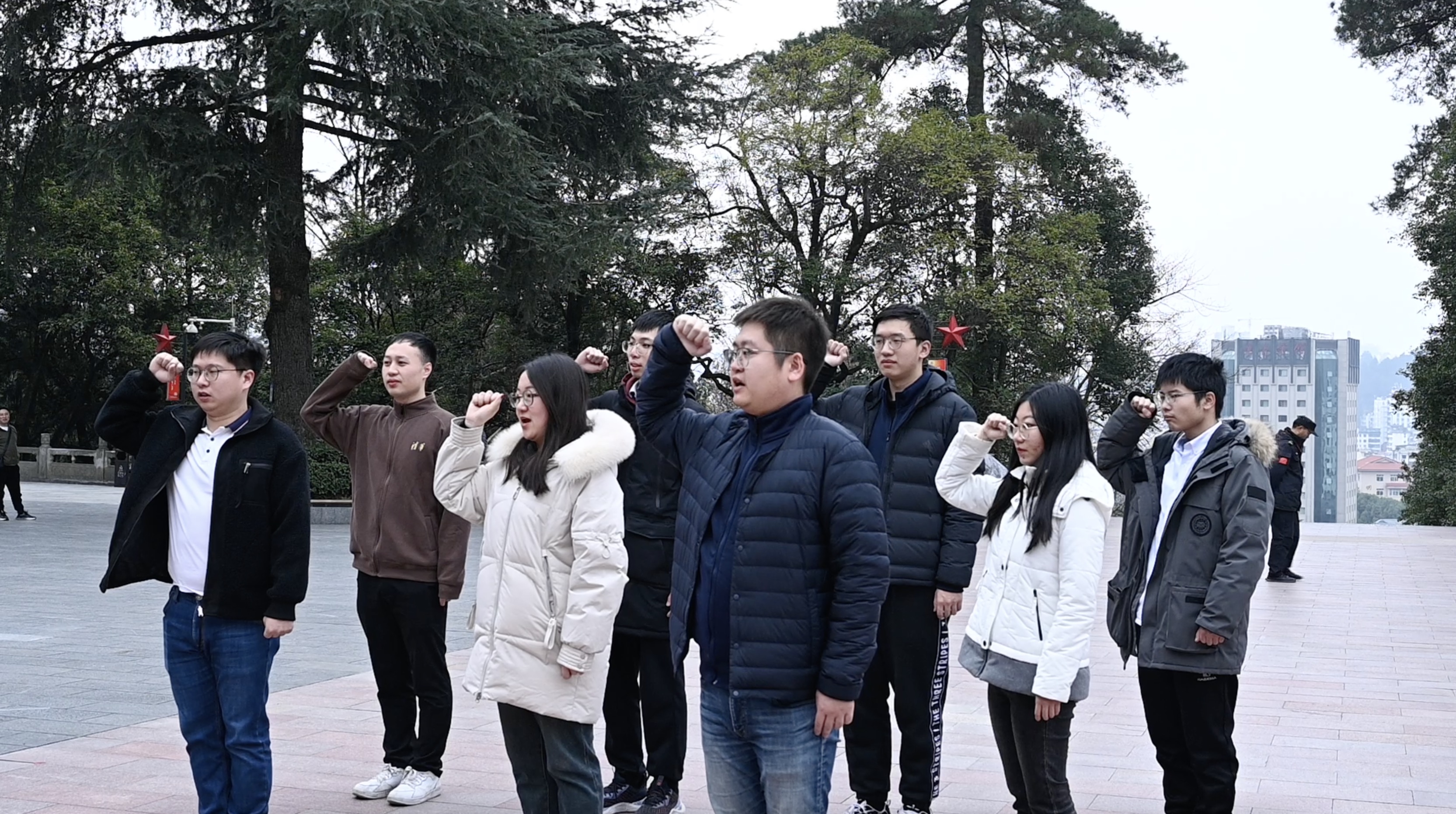 20240301-学思践悟启新程，挺膺担当绘青春——2024 年mk手机注册研究生寒假社会实践总结回顾-社科学院、电子系与美术学院“社稷强贵·E往无黔”实践支队-支队成员在红军烈士陵园重温入党誓词.jpg