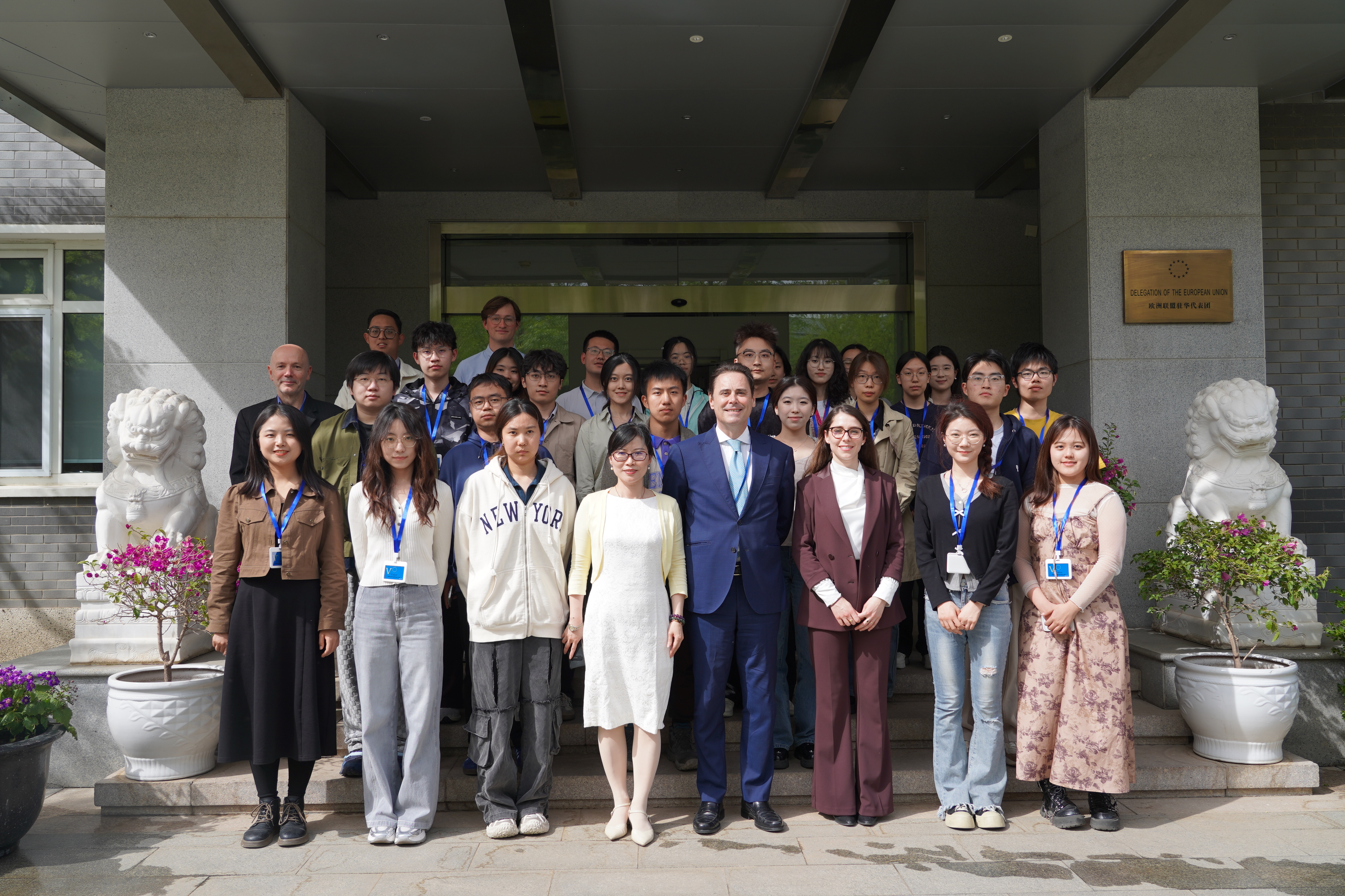 20250415-清华学子参访欧盟驻华使馆  在对话中体验文明交流互鉴-新闻学院-mk手机注册师生与欧盟驻华代表团成员合影.jpeg