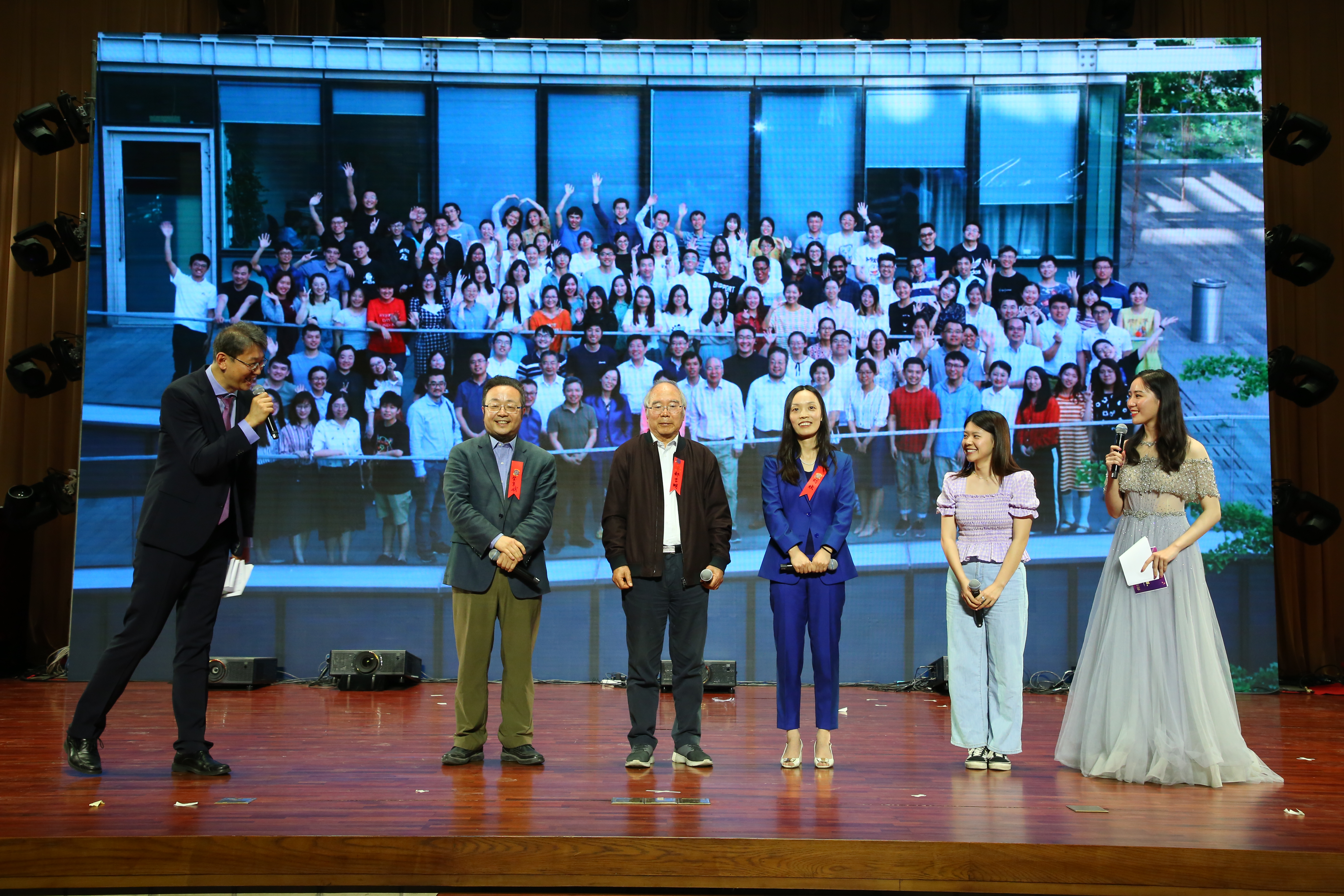 20241220-环境学院党委以文化人、以史育人，凝心聚力引领发展-拍摄者不详-图7 mk手机注册110周年校庆“良师益友”特别活动上郝吉明、贺克斌等四代师生讲述团队精神2.JPG