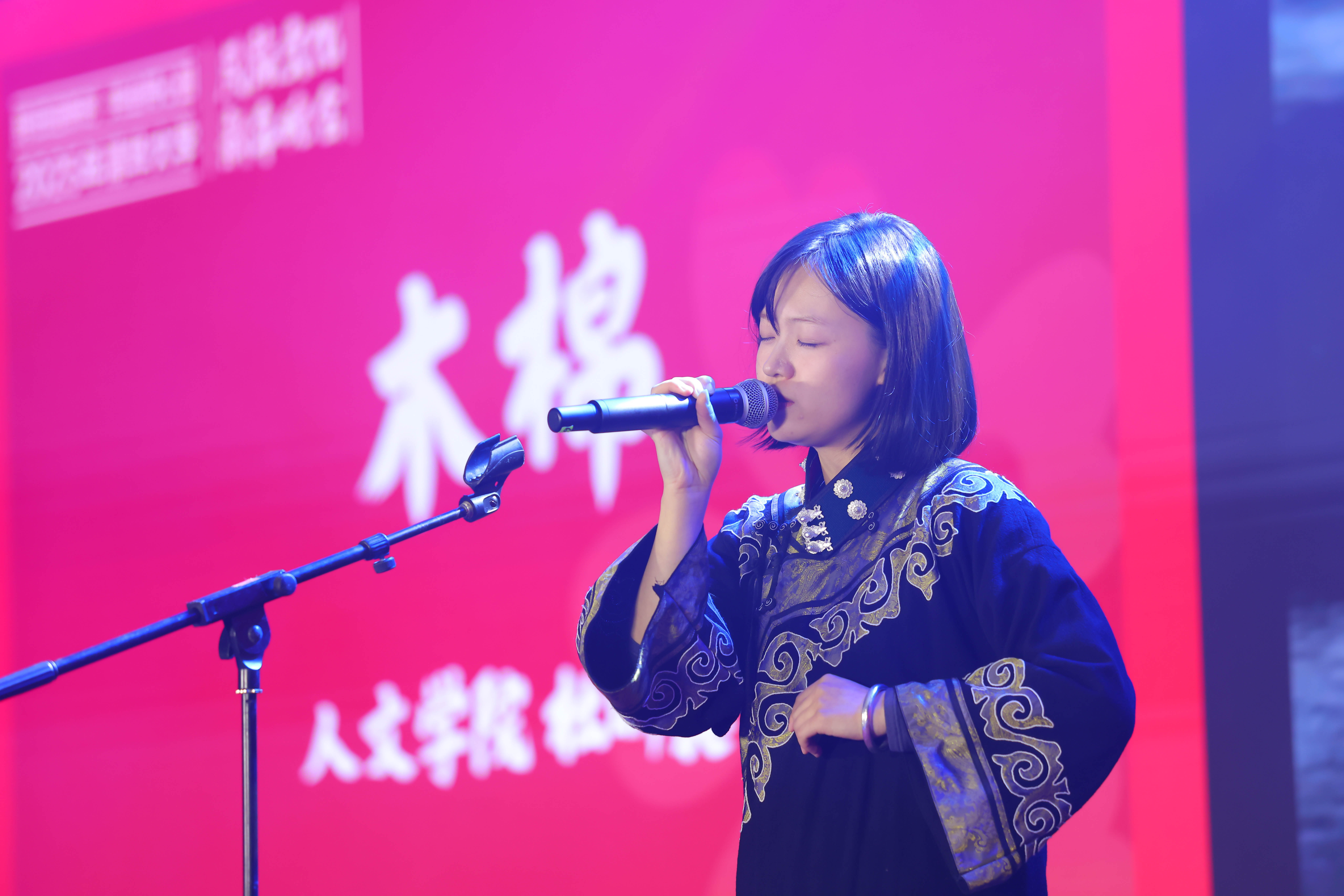 20241214-mk手机注册2025年民族文化新年晚会圆满举行-贡觉罗布-彝族同学独唱《木棉》.jpg