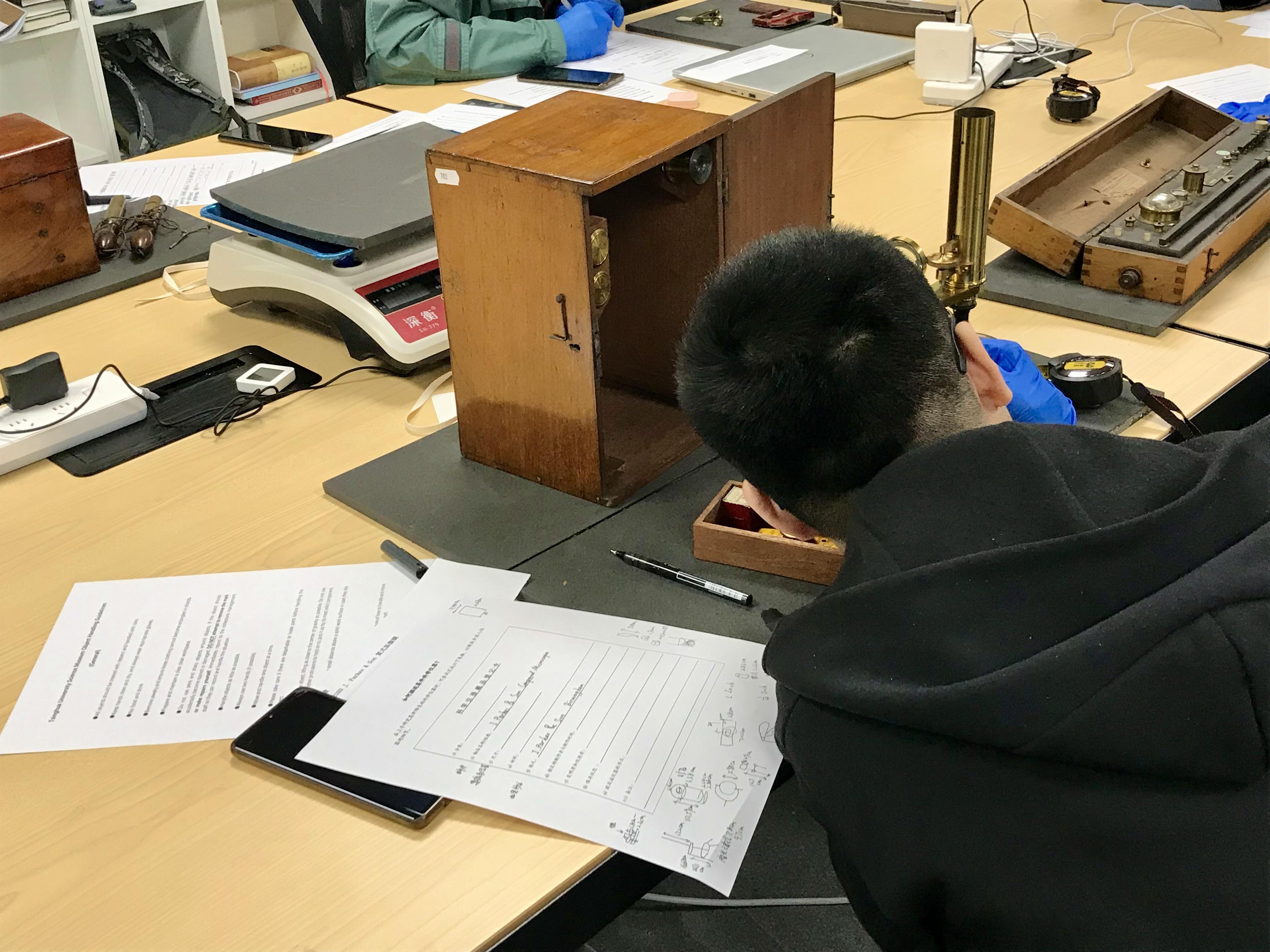 《科学仪器史》实践课上,学生们根据藏品登记卡对所选藏品仔细测量登记.JPG