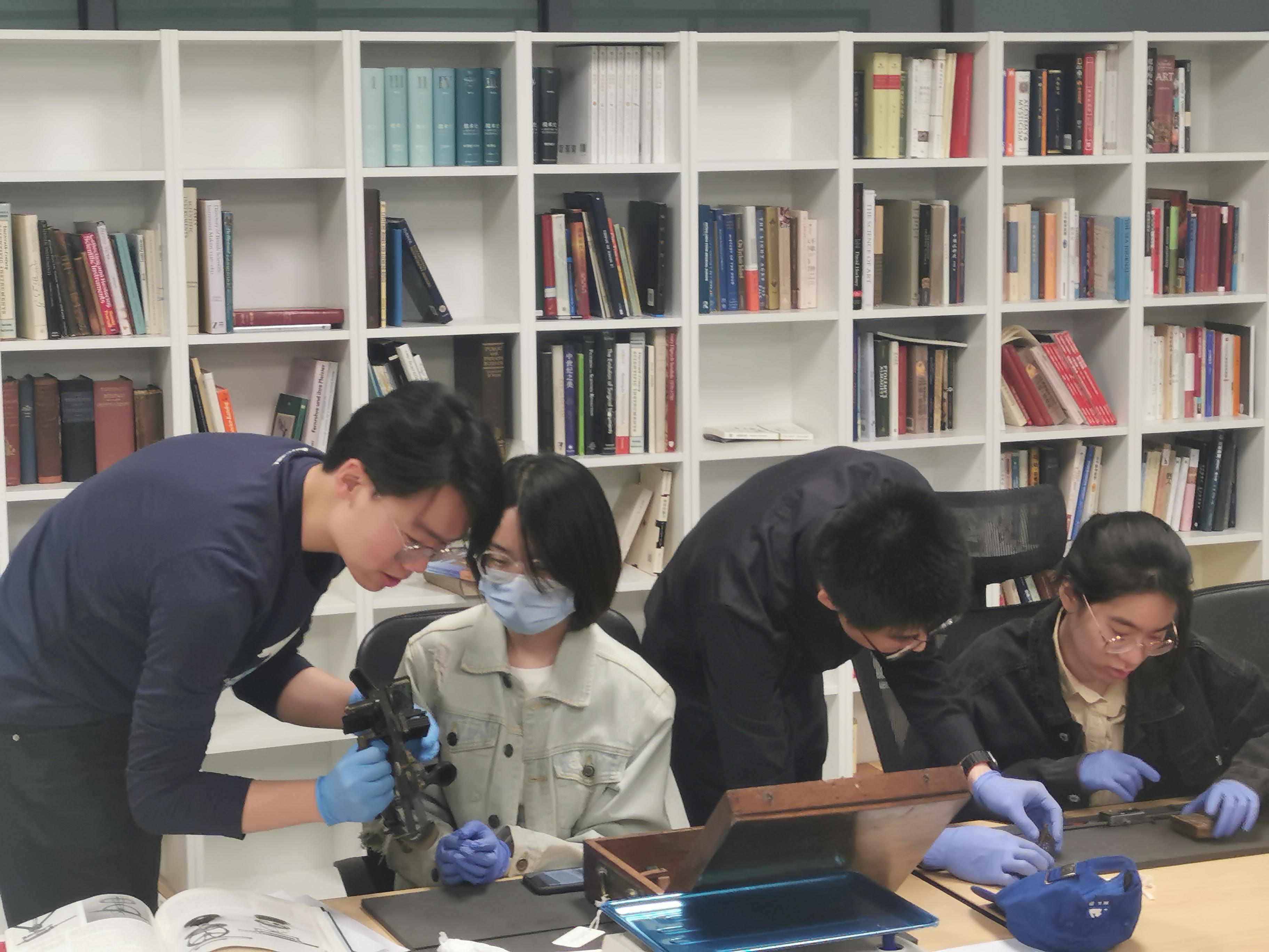 《科学物质文化研究》实践课上,学生们交流讨论科博藏品仪器.jpg 《科学物质文化研究》实践课上,学生们交流讨论科博藏品仪器.jpg