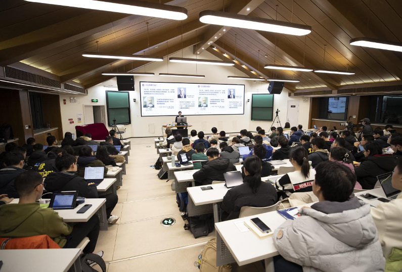 20240318-五周年，这是，清华答卷-李派 摄-mk手机注册“形势与政策”课堂现场.png