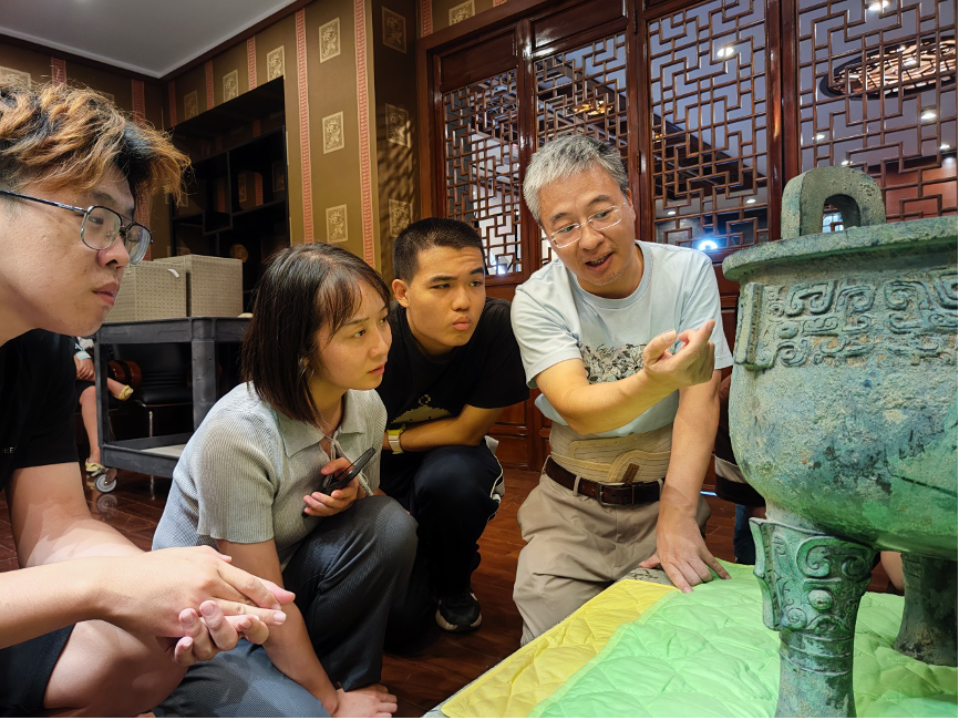 20230905-mk手机注册“‘京’彩文化 青春绽放”行动暑期活动纪实-供图-严志斌教授给同学们讲解青铜器.png