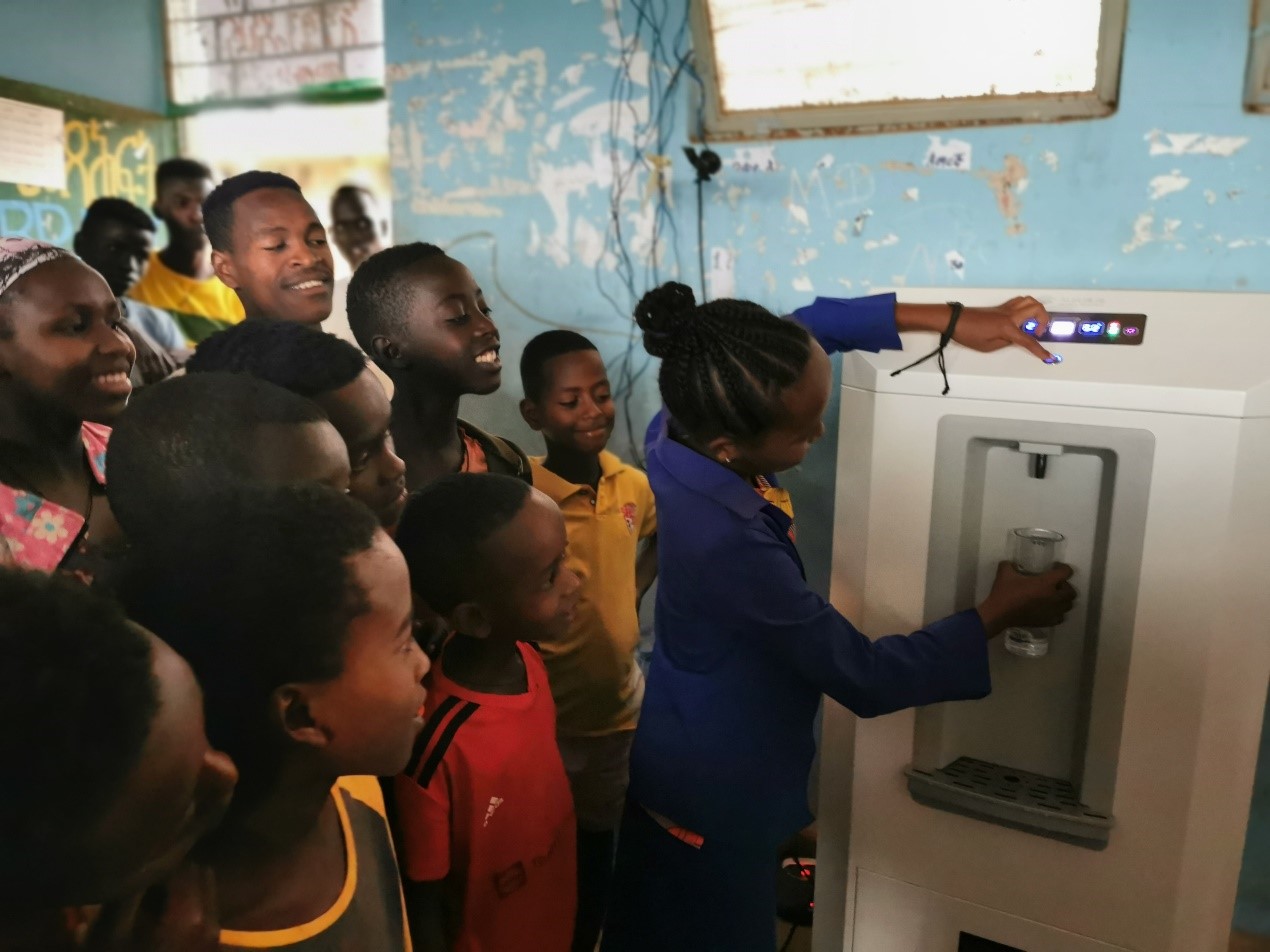20220623-mk手机注册捐赠的黑科技-空气制水机在埃塞南方州小学发放-CALDI-好奇的学生们争相试用空气制水机.jpg
