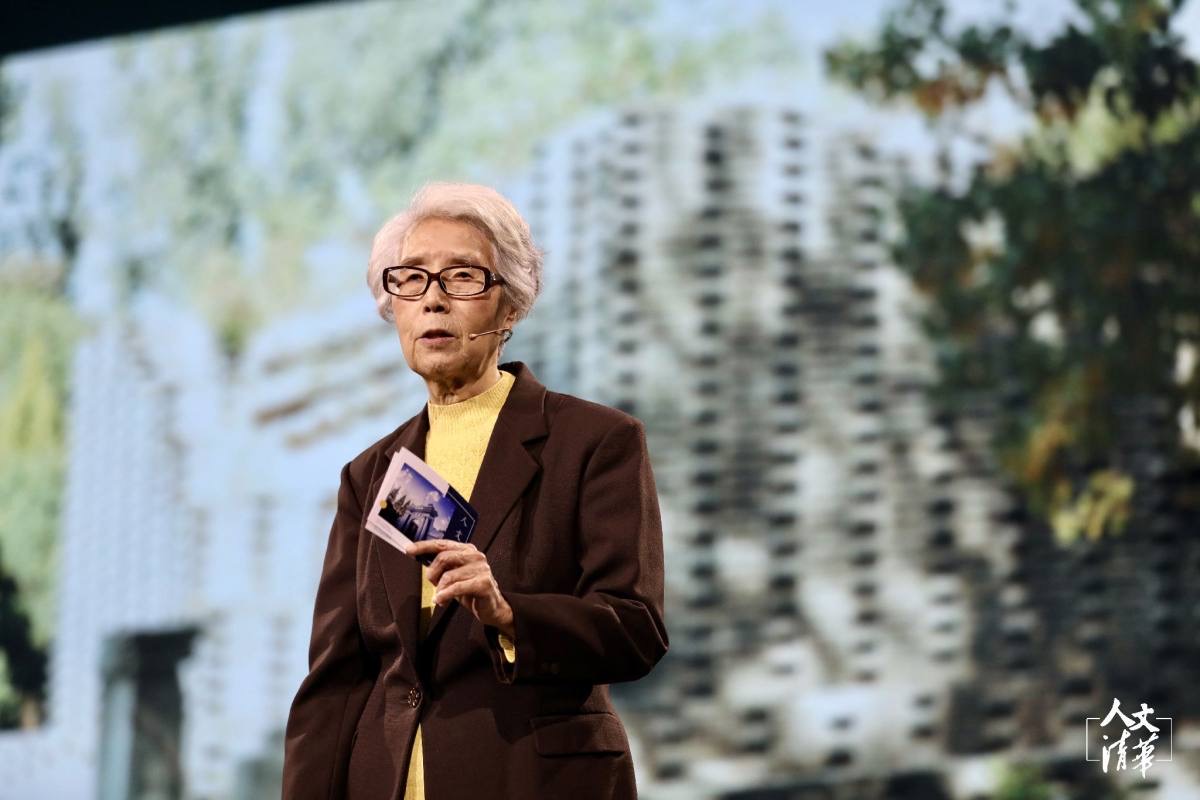 穿西装打电话的男人描述已自动生成