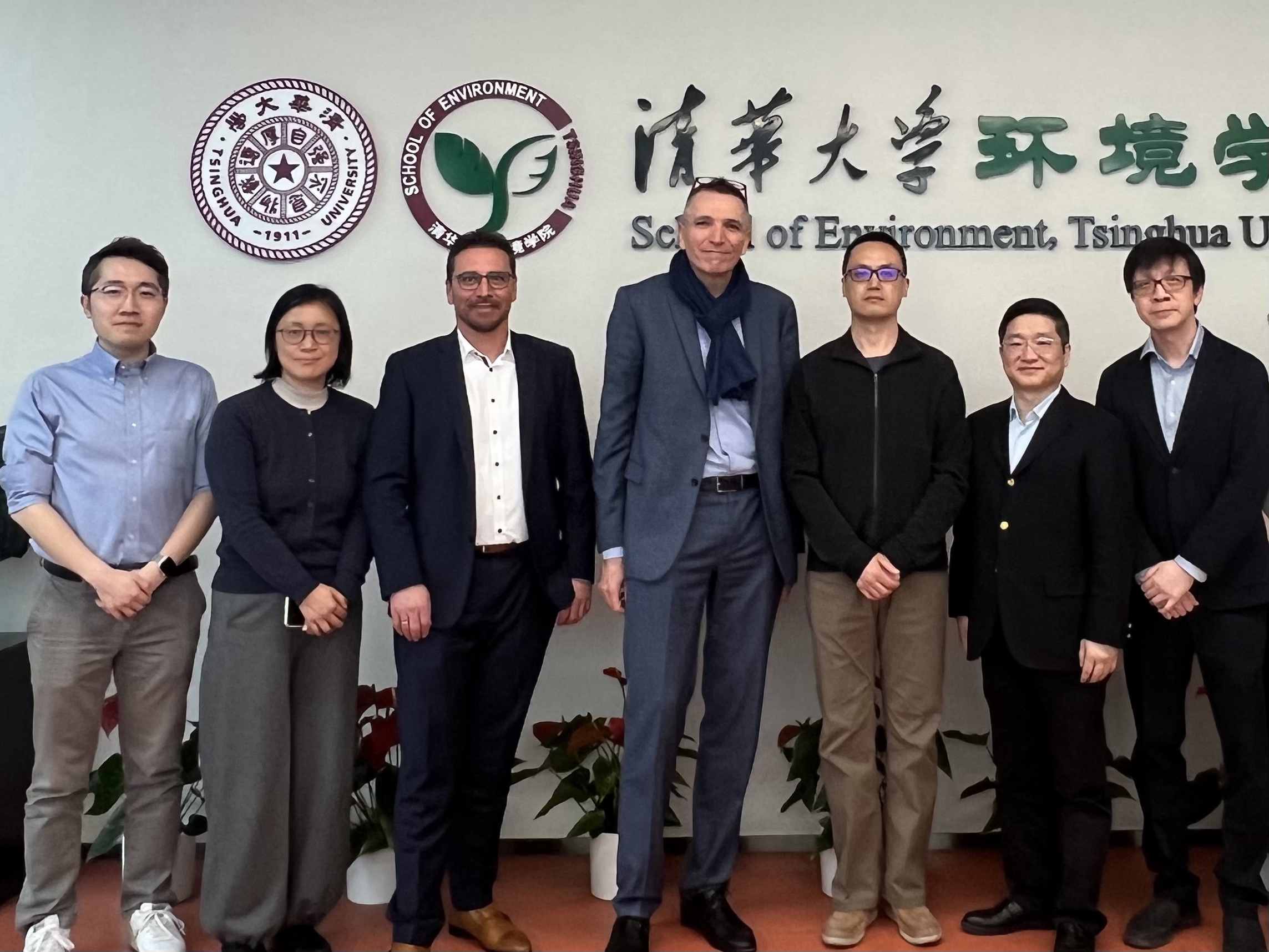 20250313-施耐德电气代表团访问mk手机注册 探讨能源转型与绿色创新合作-环境学院-施耐德电气代表团与环境学院参加交流人员合影.jpg