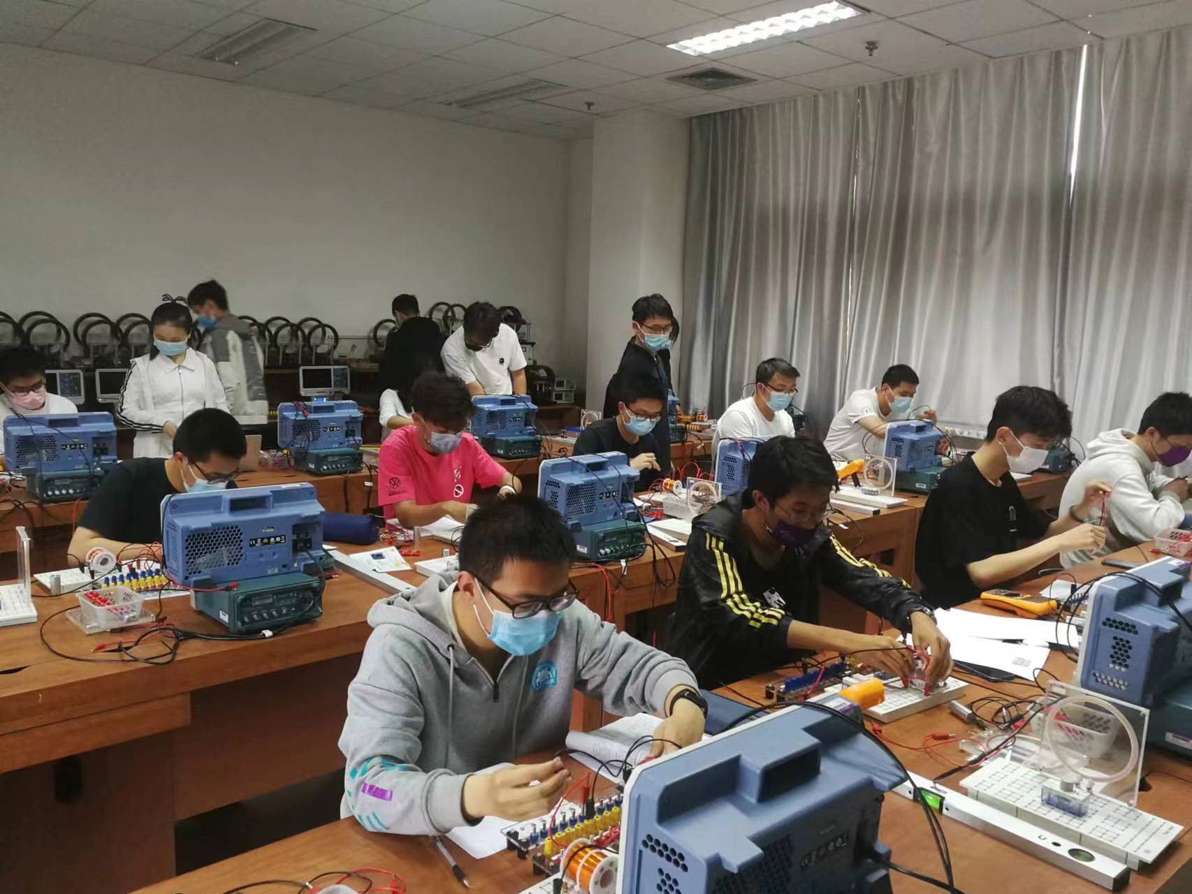 20220607-大学物理-张留碗-助教协助组织学生进行实验jpg 20220607-大学物理-张留碗-助教协助组织学生进行实验jpg