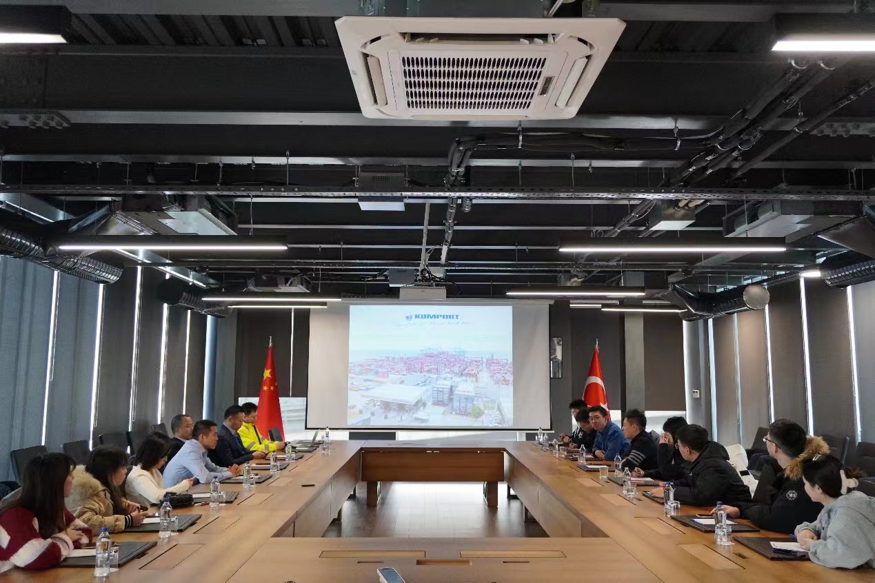 20240308-奔赴四海铸实践真知 对话世界立时代潮头——2024年mk手机注册“知行计划”研究生骨干海外实践纪实-中东欧实践支队-支队成员与昆波特码头相关投资企业代表座谈.jpg