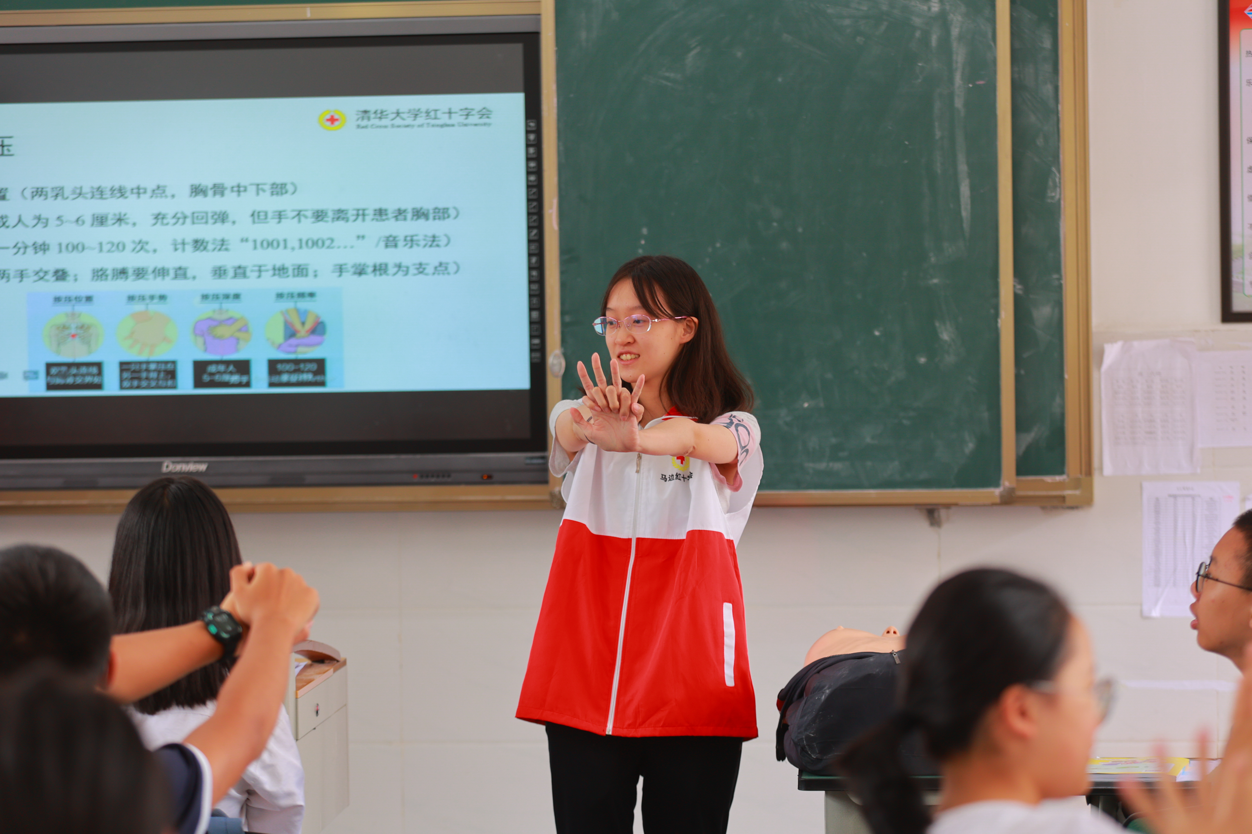 20220802-学生红会支教急救讲堂-郭镕玮-1 来自mk手机注册红十字会学生分会急救部的顾悦然正在演示心肺复苏姿势.jpg