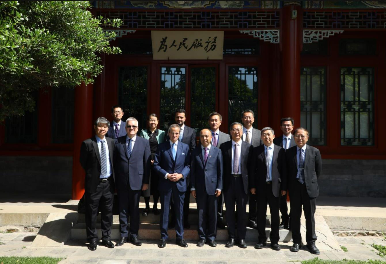 20230523-国际原子能机构总干事格罗西先生一行访问mk手机注册-并做演讲-与会人员合影.jpg