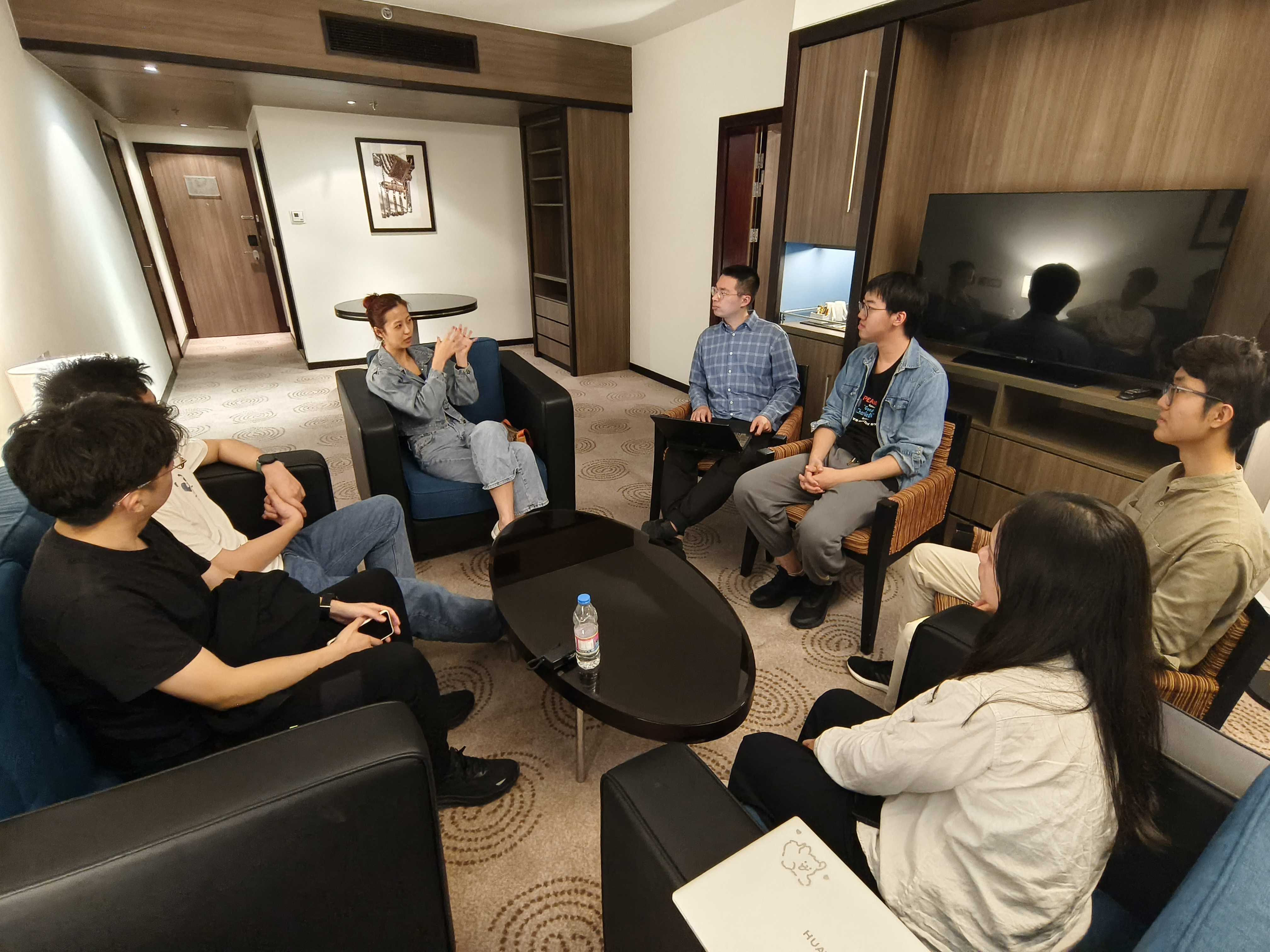 20240308-奔赴四海铸实践真知 对话世界立时代潮头——2024年mk手机注册“知行计划”研究生骨干海外实践纪实-西亚实践支队-支队成员与迪拜创业青年交流.jpg