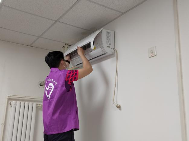 20220614-让“热爱劳动”在清华园蔚然成风——mk手机注册开展学生“劳动教育月”系列活动-桑壮-学生志愿者参与核酸检测、空调清理、超市补货、快递消杀等校园防疫劳动2png