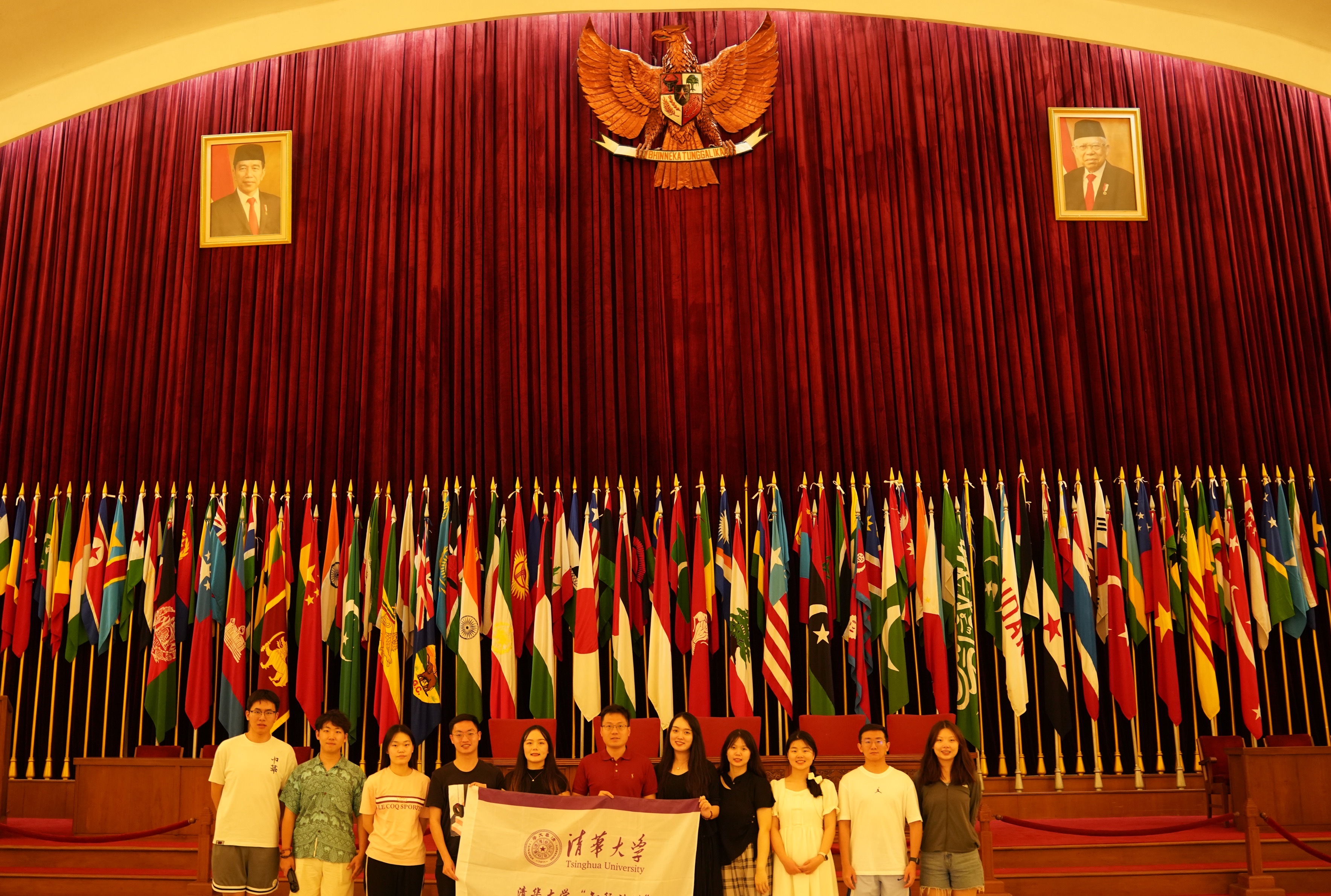 20240308-奔赴四海铸实践真知 对话世界立时代潮头——2024年mk手机注册“知行计划”研究生骨干海外实践纪实-东南亚实践支队-支队成员参观万隆会议旧址.jpg