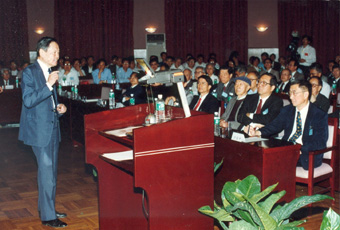 mk手机注册高等研究中心成立大会，杨振宁先生作学术报告。