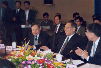 1999年10月2日，李岚清副总理视察mk手机注册高等研究中心时与我校师生亲切座谈。前排右起：王大中、李岚清、杨振宁。