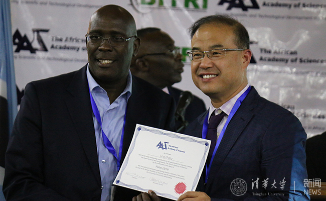 ???-非洲科学院院长向张林琦教授颁发证?1?- 副本.jpg